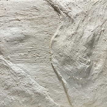 白く埋められた凹凸のある抽象画