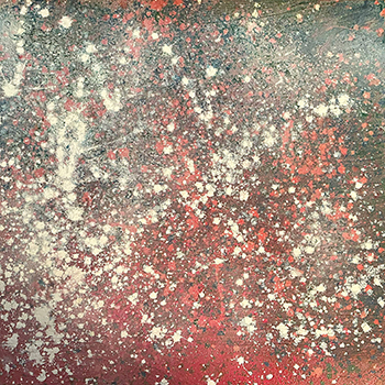 赤地に緑色の絵の具が飛び散った上から雪のように白い塗料が降らされている、珪藻土で描かれた抽象画