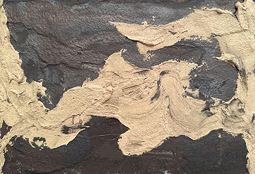 黒地にくすんだ緑を組み合わせ広い流れを描いている、珪藻土で描かれた抽象画