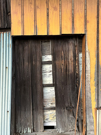 古い田舎の倉庫の壁を木材でふさいである写真